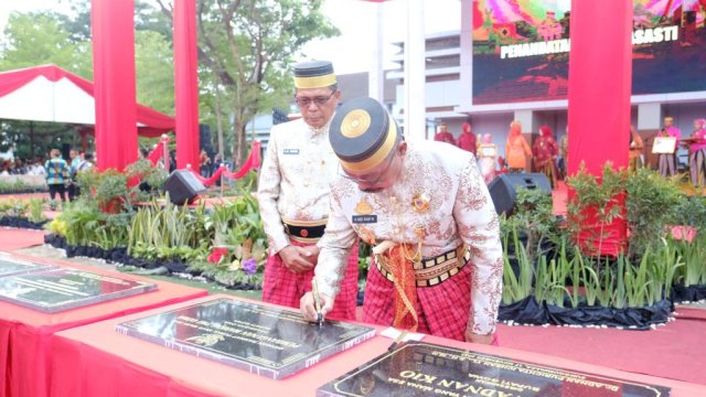 Wakil Bupati Gowa Abd Rauf Malaganni didampingi Pj Sekretaris Daerah Kabupaten Gowa Abd. Karim Dania saat melakukan paraf prasasti peresmian proyek strategis Pemkab Gowa, di sela-sela pelaksanaan HJG Ke-703, di Pelataran Kantor Bupati Gowa, kemarin. (Dok. Humas Gowa)