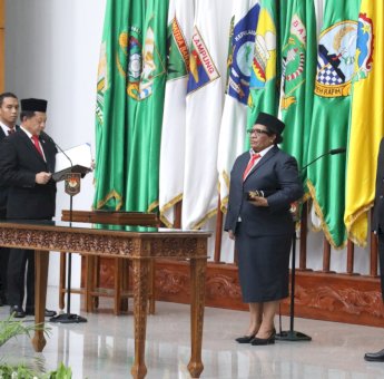 Mendagri Lantik Apolo Safanpo Sebagai Sekda Papua Selatan dan Ribka Haluk Sekda Papua Tengah