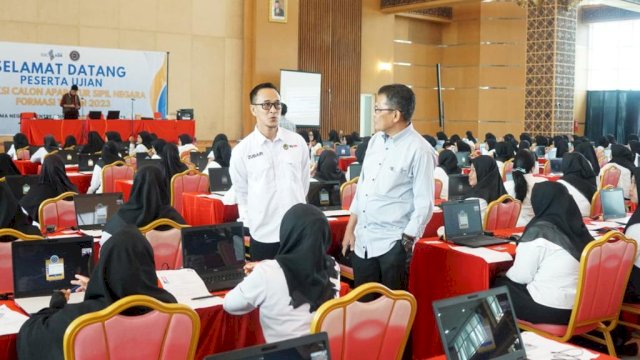 Pj Sekda Gowa Abd Karim Dania didampingi Kepalan BPSDM Kabupaten Gowa Zubair Usman saat meninjau pelaksanaan Uji Kompetensi Pengadaan PPPK Lingkup Pemkab Gowa, di Wisma Negara Center Point of Indonesia (CPI) Makassar, kemarin. (Dok. Humas Gowa)
