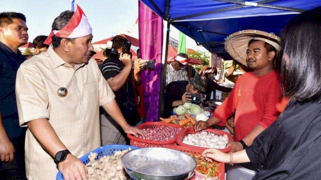 Pj Gubernur Sulsel Bahtiar Baharuddin, meninjau Pasar Murah yang diselenggarakan Disperindag Sulsel di Palopo, Minggu (05/11/2023). (Istimewa)