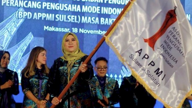 Proses pengukuhan pengurus Asosiasi Perancang Pengusaha Mode Indonesia (APPMI) Sulsel Periode 2023-2028 berlangsung di Hotel Aston Makassar, Jalan Sultan Hasanuddin, kemarin. (Dok. Istimewa)