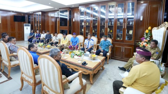 Pj Gubernur Sulsel Bahtiar Baharuddin, menerima audiensi Pengurus Harian PHDI Sulsel, di Kantor Gubernur, Kamis (19/11/2023). (Istimewa)