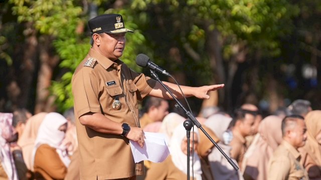 Pj Gubernur Sulsel Bahtiar Baharuddin, saat memimpin Apel di Lapangan Upacara Kantor Gubernur, Senin (20/11/2023). (Istimewa)