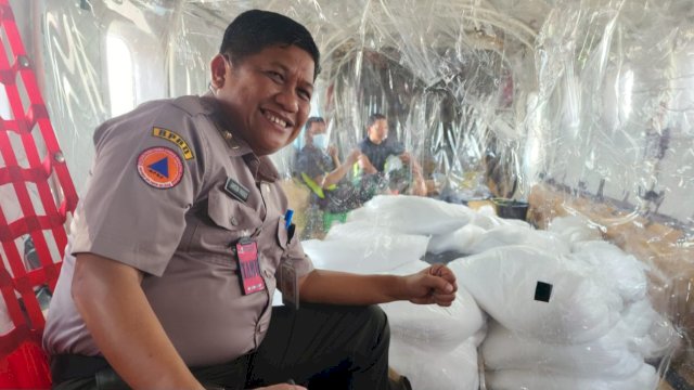 Kepala BPBD Sulsel Amson Padolo, saat mengikuti operasi tabur Garam dari atas pesawat beberapa waktu lalu. (Istimewa)