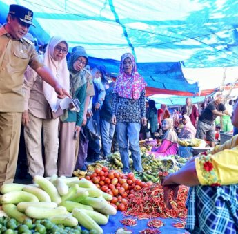 Pantau Harga Bahan Pokok di Pasar Batangase Maros, Pj Gubernur: Perlu Lebih Agresif Atasi Inflasi