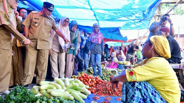 Pj Gubernur Sulsel Bahtiar Baharuddin, melakukan peninjauan harga kebutuhan pokok di Pasar Tradisional Batangase, Kabupaten Maros, Selasa (21/11/2023). (Istimewa)