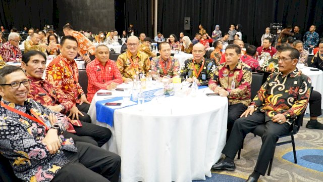 Kakanwil Kemenkumham Sulsel Liberti Sitinjak (kanan ujung) beserta jajaran saat menghadiri Raker Teknis Direktorat Jenderal Peraturan Perundang-Undangan dan Kongres Ikatan Perancang Perundang-Undangan Indonesia, di Hotel Mercure Convention Center Ancol, kemarin. (Dok. Humas Kanwil Kemenkumham Sulsel)