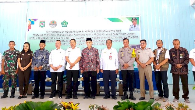 Penyerahan SK Menteri LHK tentang persetujuan Pelepasan Kawasan Hutan Produksi yang dapat dikonversi untuk pembangunan Kampus IAIN Bima, di Convension Hall Paruga Nae Kota Bima, Rabu (22/11/2023). (Istimewa)