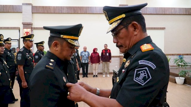Kakanwil Kemenkumham Sulsel Liberti Sitinjak saat melantik pejabat lingkup Kanwil Kemenkumham Sulsel, di Aula Bhinneka Tinggal Ika Kanwil Kemenkumham Sulsel, Kamis, (23/11/2023). (Dok. Humas Kanwil Kemenkumham Sulsel)