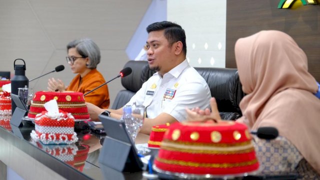 Bupati Gowa Adnan Purichta Ichsan saat menerima Wakil Ketua Komisi IX DPR RI Kurniasih Mufidah, di Baruga Karaeng Pattingalloang, Kantor Bupati Gowa, kemarin. (Dok. Humas Gowa)