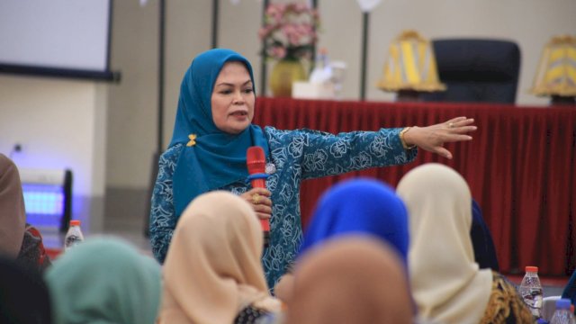 Wakil Ketua Tim Penggerak PKK Kabupaten Gowa Mussadiyah Rauf saat memberikan arahan pada Bimtek Kader Posyandu Kabupaten Gowa Tahun 2023, di Gedung Salabea, Kecamatan Manuju, kemarin. (Dok. Humas Gowa)