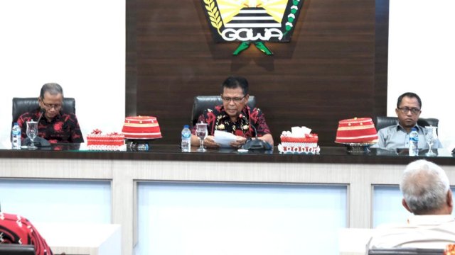 Kepala Diskominfo-SP Kabupaten Gowa Arifuddin Saeni (kiri), dan PJ Sekretaris Daerah Kabupaten Gowa Abd Karim Dania (tengah) saat menghadiri Sosialisasi Sistem Pemerintah Berbasis Elektronik (SPBE), di Baruga Karaeng Pattingalloang, Kantor Bupati Gowa, kemarin. (Dok. Humas Gowa)