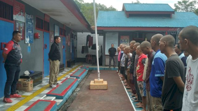 Kepala Rumah Tahanan Negara Kelas IIB Malino Ambo Asse saat memberikan arahan kepada warga binaan di Lapangan Rutan Malino, kemarin. (Dok. Humas Kanwil Kemenkumham Sulsel)