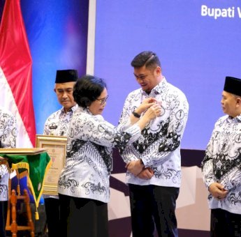 Bupati Gowa Adnan Purichta Ichsan Terima Penghargaan Dwija Praja Nugraha