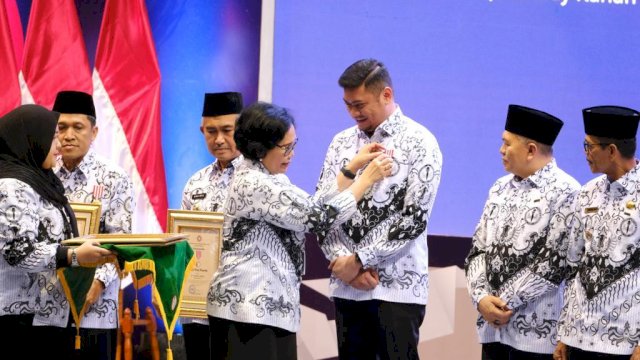 Bupati Gowa Adnan Purichta Ichsan saat menerima penghargaan Anugerah Dwija Praja Nugraha dari Pengurus Besar (PB) Persatuan Guru Republik Indonesia (PGRI), di Jakarta, kemarin. (Dok. Humas Gowa)