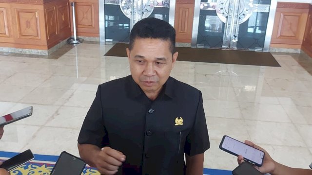 Ketua DPRD Kutai Timur, Joni, saat memberikan keterangan pers. (Istimewa)