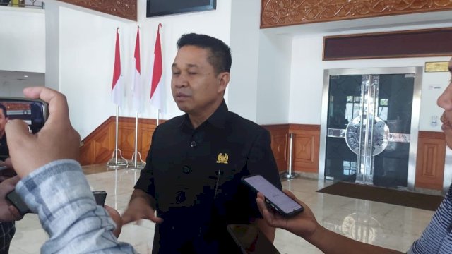 Ketua DPRD Kutai Timur, Joni, saat memberikan keterangan pers, Rabu (15/11/2023). (Istimewa)