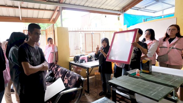 UIP Sulawesi melalui Srikandi PLN UIP Sulawesi menyerahkan bantuan usaha kepada Yayasa PerDIK di Makassar. Bantuan ini melalui program PLN Peduli, kemarin. (Dok. Humas PLN UIP Sulawesi)