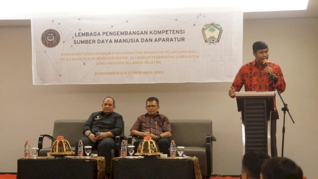 DPM-PTSP Kabupaten Gowa menggelar Bimbingan Teknis Peningkatan Kapasitas Aparatur Pelaksana Mall Pelayanan Publik (MPP) Berbasis Digital kepada para pelaksana layanan, di Max One Hotel Makassar, kemarin. (Dok. Humas Gowa)