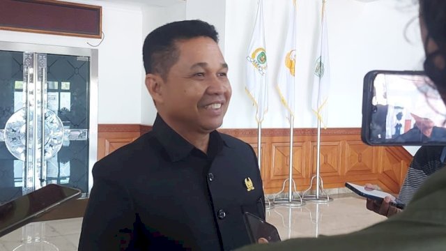 Ketua DPRD Kutai Timur, Joni, saat memberikan keterangan pers. (Istimewa)