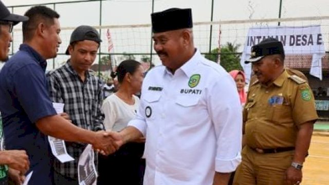 Bupati Kutai Kartanegara Edi Damansyah, saat memberikan bantuan kepada warga Desa Embalut. (Istimewa)