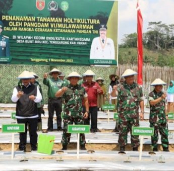 Beri Dukungan Nyata, Sekda Kukar dan Kasdam VI/Mlw Berikan Serahkan Traktor dan Beras untuk Petani