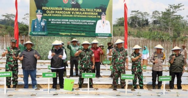 Beri Dukungan Nyata, Sekda Kukar dan Kasdam VI/Mlw Berikan Serahkan Traktor dan Beras untuk Petani