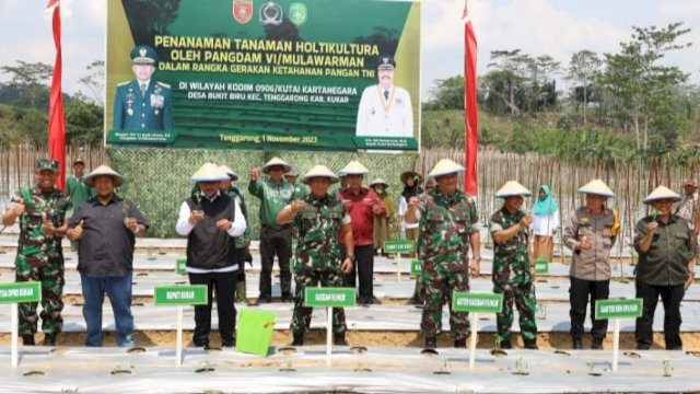 Sekda Kukar Bersama Kasdam VI/Mlw saat menghadiri kegiatan penanaman Holtikultura. (Istimewa)