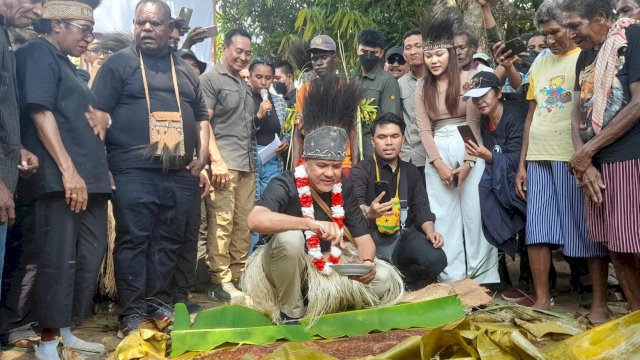 Calon Presiden Ganjar Pranowo bersama Tokoh Adat dan Tokoh Masyarakat Waninggap Nanggo, Kabupaten Merauke, Papua Selatan, memotong Sagu Seef. (Foto: Hendrik Resi / Republiknews.co.id)