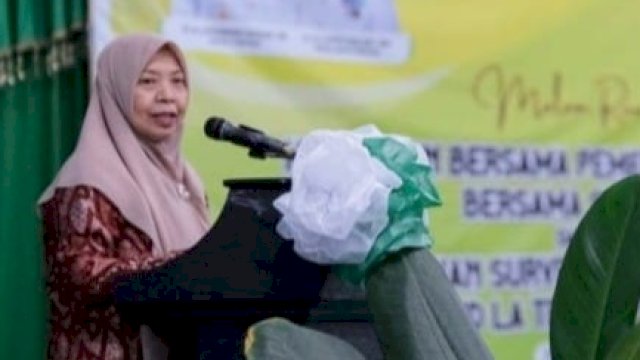 Asisten Prekonomian dan Pembangunan Setda Soppeng Hj. Nurlina, memberikan sambutan saat menghadiri Ramah Tamah Akreditasi Starkes RI tahun 2022 RSUD Latemmamala, Jumat (24/11/2023). (Istimewa)