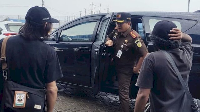 Kepala Kejari Kepulauan Selayar Hendra Syarbaini, saat tiba di Pelabuhan Rauf Rahman, menyambut kedatangan KRI Dewa Ruci, Selasa (28/11/2023). (Istimewa)