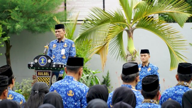 Kepala Divisi Pemasyarakatan Kanwil Kemenkumham Sulsel Yudi Suseno dalam amanatnya saat menjadi Inspektur Upacara pada peringatan HUT Korpri Ke-52, di Lapangan Upacara Kanwil Kemenkumham Sulsel, Rabu, (29/11/2023). (Dok. Humas Kanwil Kemenkumham Sulsel)