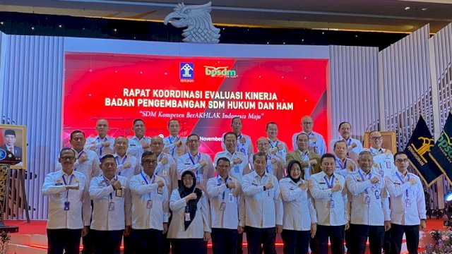 Sejumlah pimpinan tinggi pratama Kanwil Kemenkumham Sulsel mengikuti Penutupan Rakor Evaluasi Kinerja BPSDM Hukum dan HAM, di Hotel JS. Luwansa, Jakarta, kemarin. (Dok. Humas Kanwil Kemenkumham Sulsel)