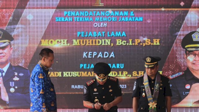 Kadivpas Kemenkumham Sulsel Yudi Suseno saat menyaksikan proses pengambilan sumpah jabatan antara Karutan Makassar lama, Moch. Muhidin dengan Jayadi Kusumah sebagai Karutan Makassar baru, di Aula Rutan Makassar, Rabu, (29/11/2023). (Dok. Humas Kanwil Kemenkumham Sulsel)