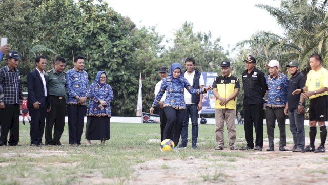 Bupati Luwu Utara Indah Putri Indriani menendang bola saat membuka Turnamen S.B.P Cup III Desa Palandan. Rabu (29/11/2023)