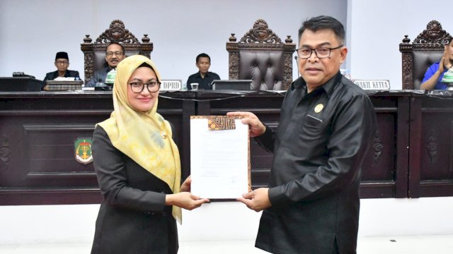 Bupati Luwu Utara Indah Putri Indriani bersama Wakil DPRD Luwu Utara Haeruddin D usai menandatangani ranperda APBD TA 2024.