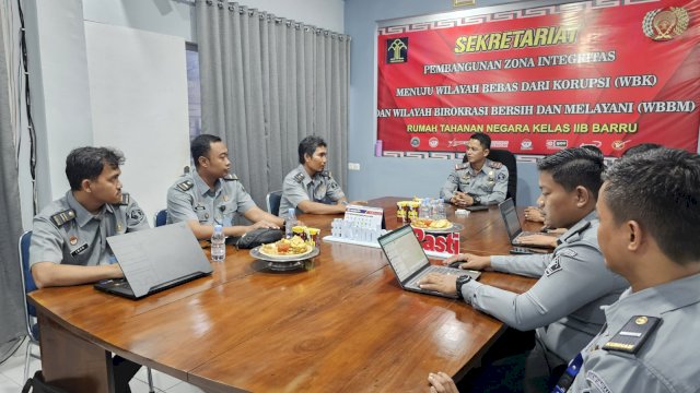 Tim Humas, RB dan TI Kanwil Kemenkumham Sulsel saat melakukan monitoring glorifikasi pemberitaan positif di 4 UPT yang ada. (Dok. Humas Kanwil Kemenkumham Sulsel)