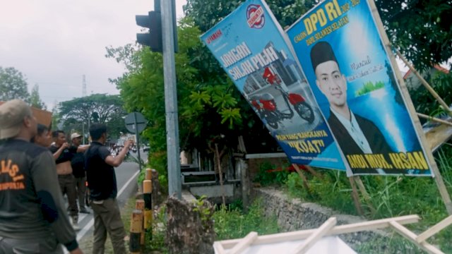 Tim Gabungan saat menurunkan APK Peserta Pemilu di Kecamatan Sinjai Utara. (Istimewa)