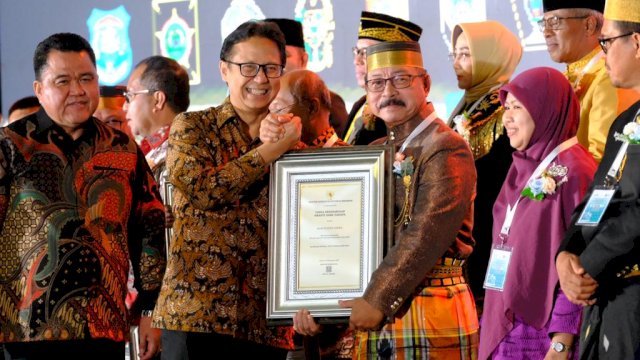 Wabup Gowa Abd Rauf Malaganni saat menerima Penghargaan Kabupaten Sehat oleh Menteri Kesehatan RI,Budi Gunadi Sadikin pada Malam Penganugerahan Tanda Penghargaan Swasti Saba Kabupaten/Kota Sehat dan TBM Tahun 2023, di Ballroom Kempinski, Hotel Jakarta, kemarin. (Dok. Humas Gowa)