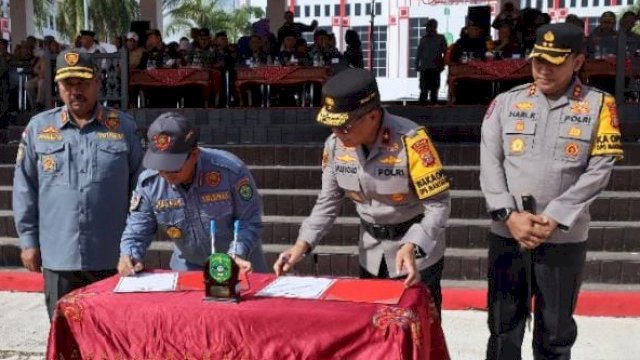 Bupati Kukar Edi Damansyah mendampingi PJ Gubernur Kaltim dan kepolisian dalam penandatanganan serah terima BKO. (Istimewa)