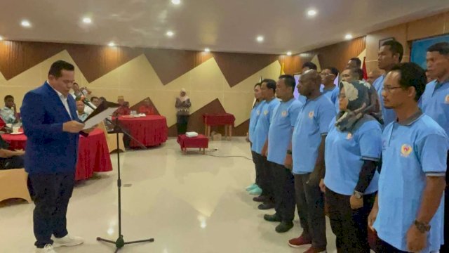 Wakil Ketua Umum Akuatik Indonesia Sarman Simanjorang, saat melantik Pengurus Akuatik Provinsi Papua Selatan. (Foto: Hendrik Resi / Republiknews.co.id)