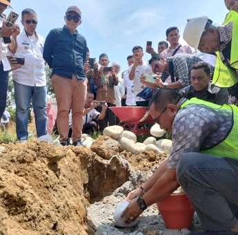 Muhammad Fauzi Letakan Batu Pertama Tanda Dimulainya Pembangunan Rusun Pesantren Balebo