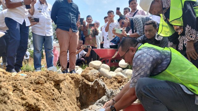 Anggota Komisi V DPR RI Muhammad Fauzi meletakkan batu pertama tanda dimulainya pembangunan Pesantren Muhammadiyah Darul Aqram Balebo. Rabu (15/11/2023)