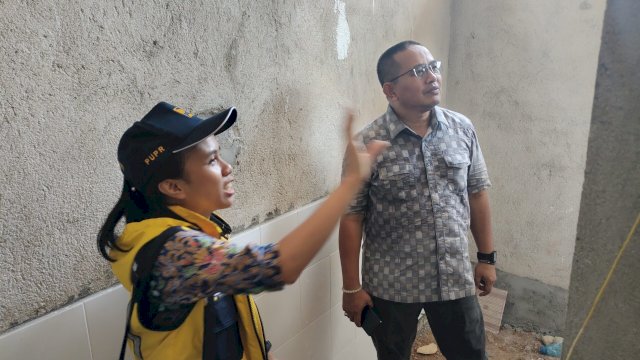 Anggota Komisi V DPR RI Muhammad Fauzi saat meninjau pembangunan SDN 100 Indokoro Luwu Utara. Rabu (15/11/2023)