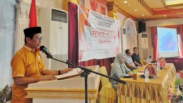 Anggota DPRD Makassar, Muchlis Misbah menggelar sosialisasi Perda nomor 4 tahun 2011 tentang Pengelolaan Sampah di Hotel Grand Town Makassar, Sabtu (22/7/2023). (Foto: Istimewa)