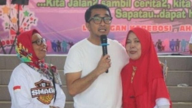Anggota DPRD Makasssar, Mario David menghadiri kegiatan Jalan Santai Keluarga Besar Alumni (KBA) SMA Negeri 3 (SMAGA) Makassar di Lapangan Karebosi, Minggu (9/7/2023). (Foto: Istimewa)