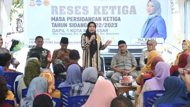 Anggota DPRD Makassar, Hj Rezki saat menggelar reses di Jl RSI Faisal XI, RT 01 RW 02, Kelurahan Banta-bantaeng, Kecamatan Rappocini, Selasa (1/8/2023). (Foto: Istimewa)