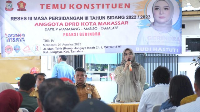 Anggota DPRD Makassar, Budi Hastuti saat melaksanakan reses di dua titik sekaligus di Kecamatan Tamalate, Makassar, Selasa (1/8/2023). (Foto: Istimewa)