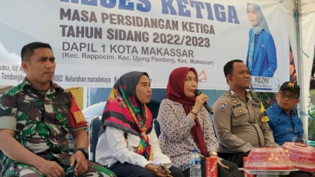 Anggota DPRD Makassar, Hj Rezki saat melakukan reses di Jalan Tondongkura, Kelurahan Maradekaya, Kecamatan Makassar, Rabu (2/8/2023). (Foto: Istimewa)