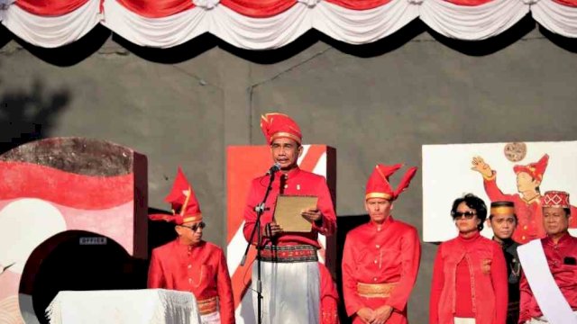 Ketua DPRD Makassar, Rudianto Lallo didaulat membacakan teks Proklamasi dalam Upacara Peringatan HUT RI ke-78 di Anjungan Pantai Losari Makassar, Kamis (17/8/2023). (Foto: Istimewa)